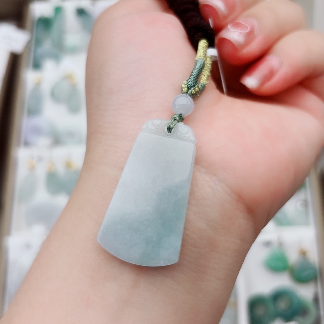 翡翠颈饰未镶嵌无事牌