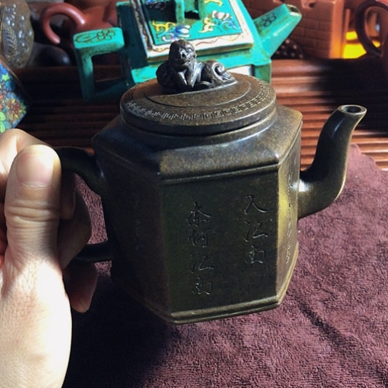 紫砂茶壶原矿泥料手工制作的紫砂壶。