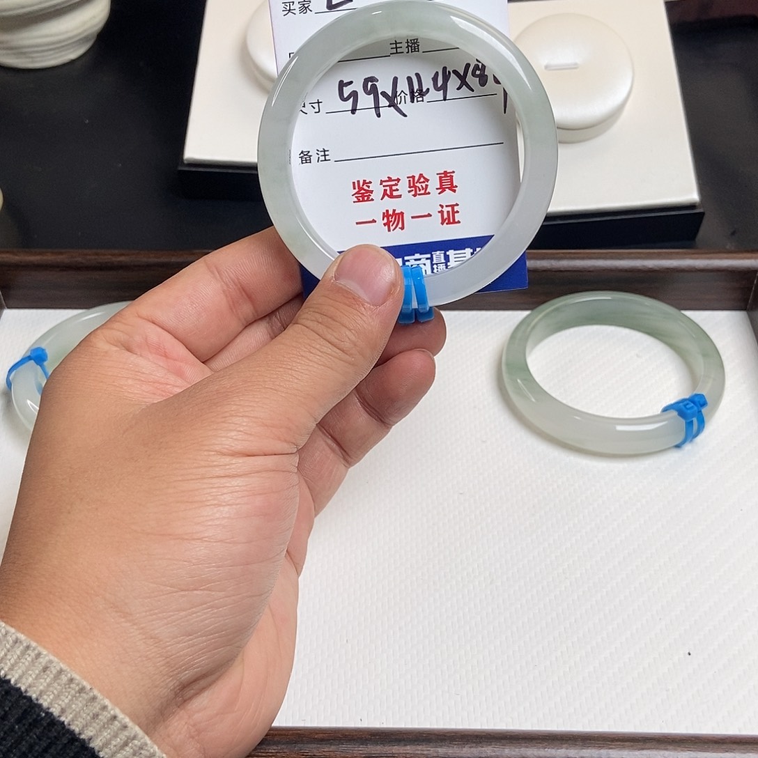 悠***咪石英质玉未镶嵌手镯2
