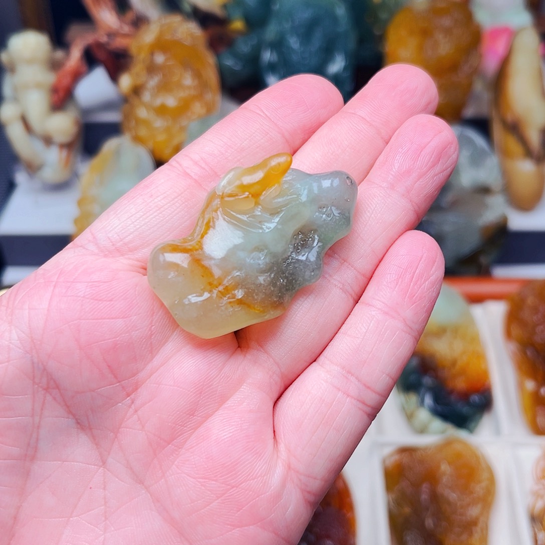 蛇纹石玉未镶嵌颈饰