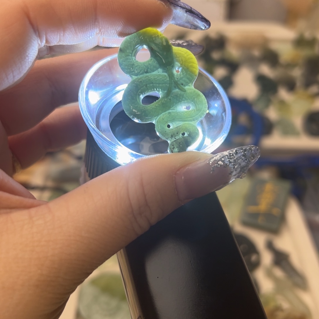 蛇纹石玉颈饰合金