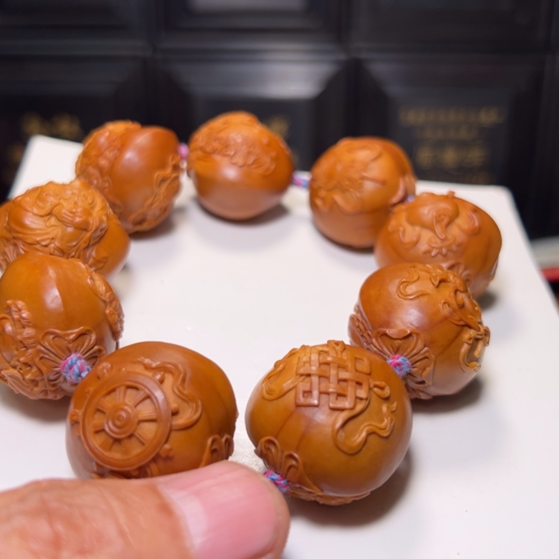 以***人橄榄核手串八宝观音