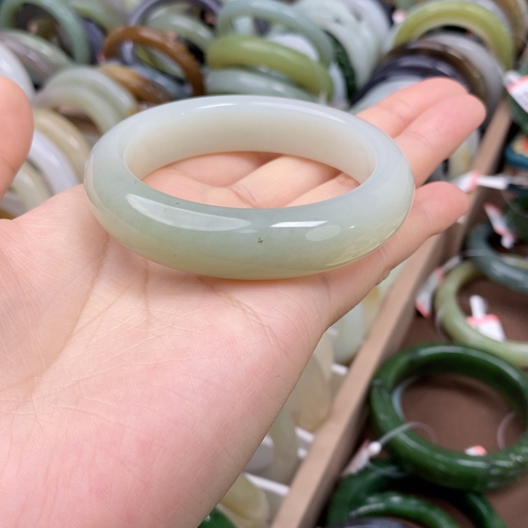 等***…和田玉未镶嵌手镯且末高清白手镯53.3#