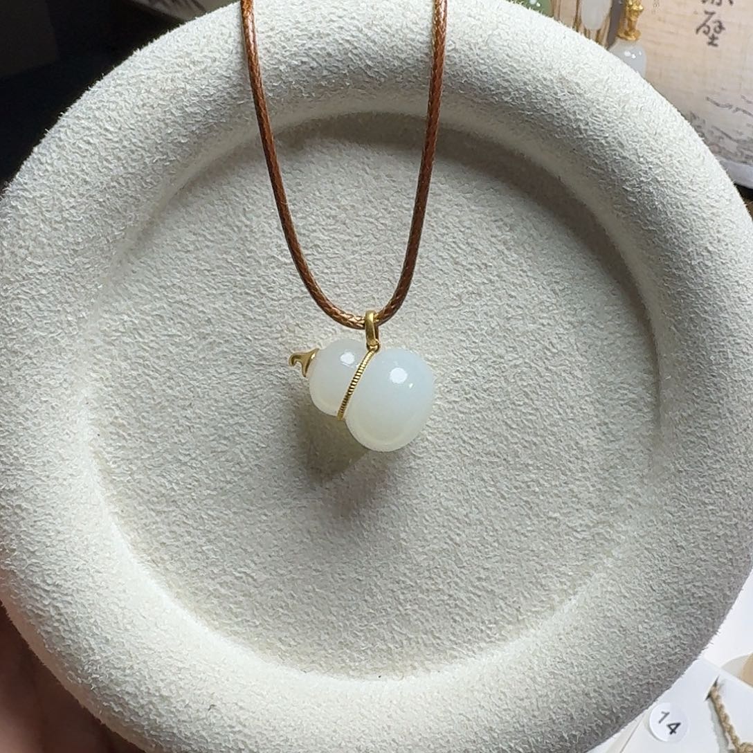 硕***麻和田玉18K金镶嵌颈饰奶瓶葫芦