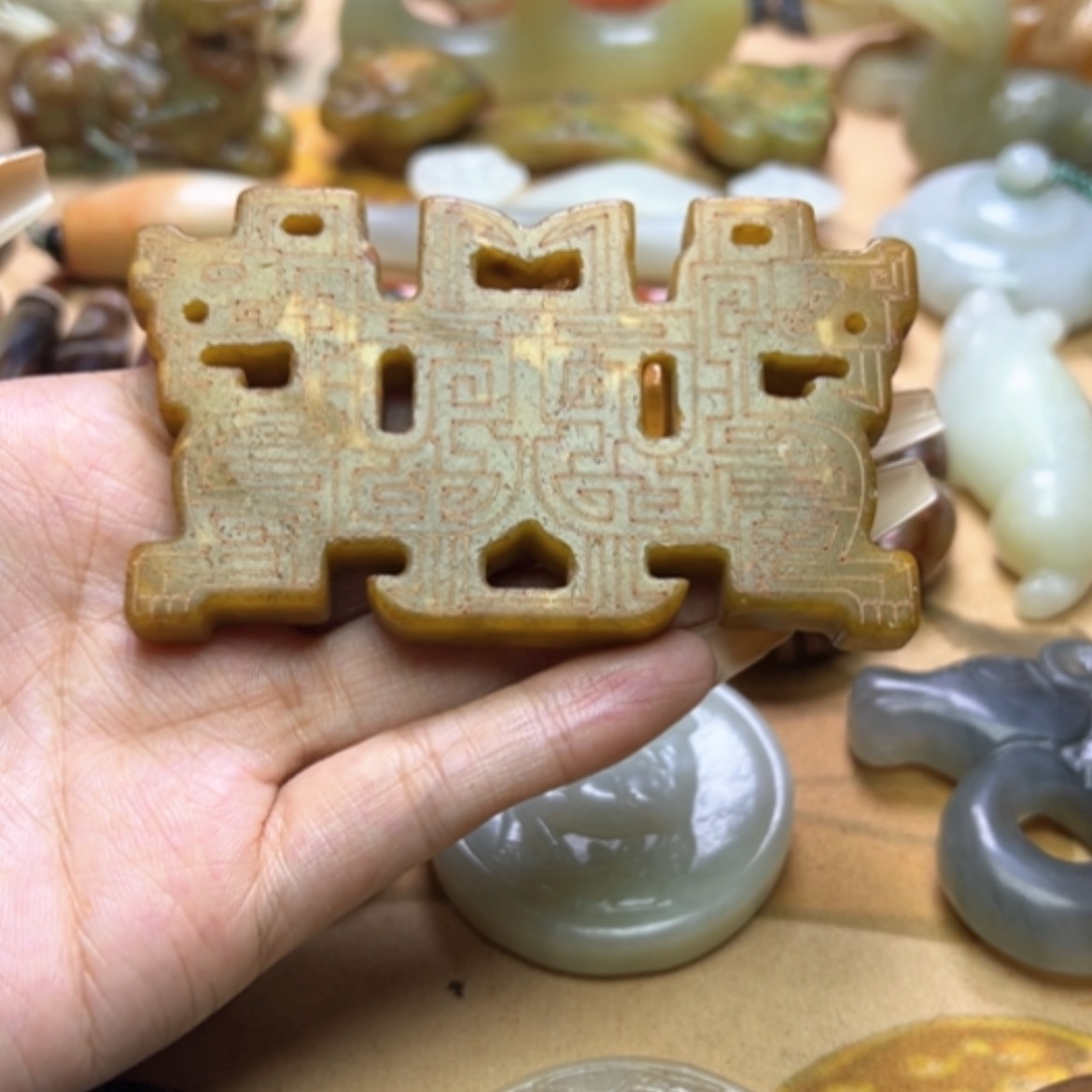 【闪购商品】蛇纹石玉颈饰未镶嵌