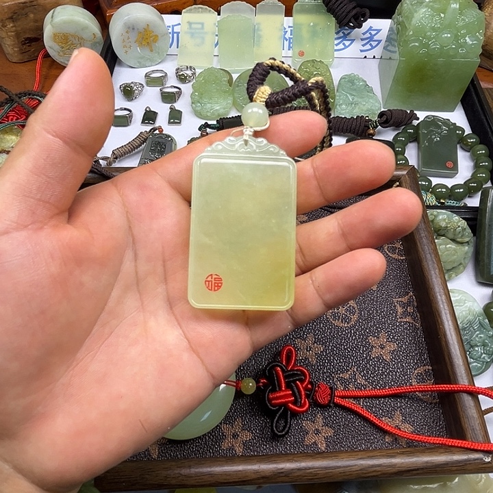 岫玉未镶嵌吊坠(赠链)