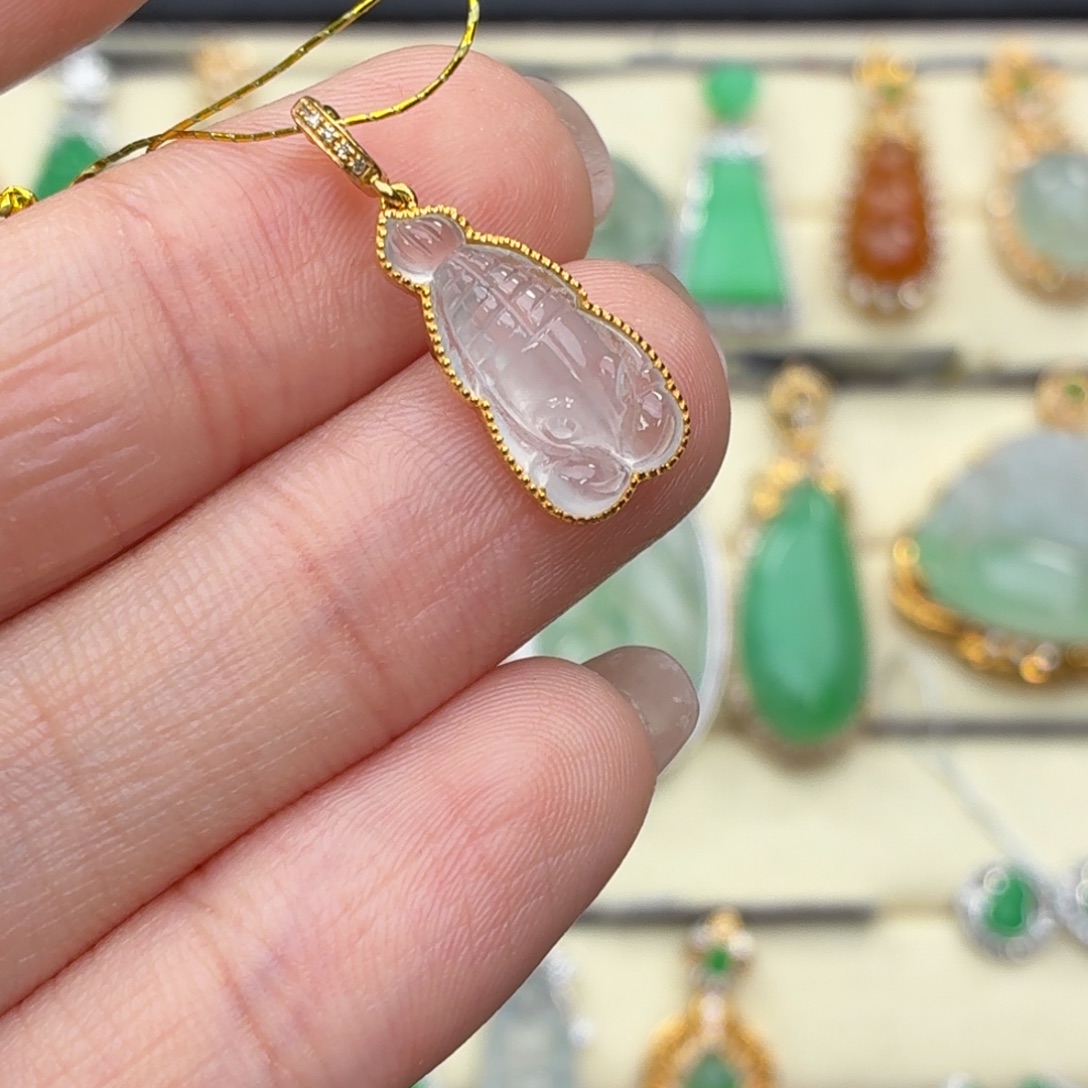 翡翠18K金镶嵌颈饰