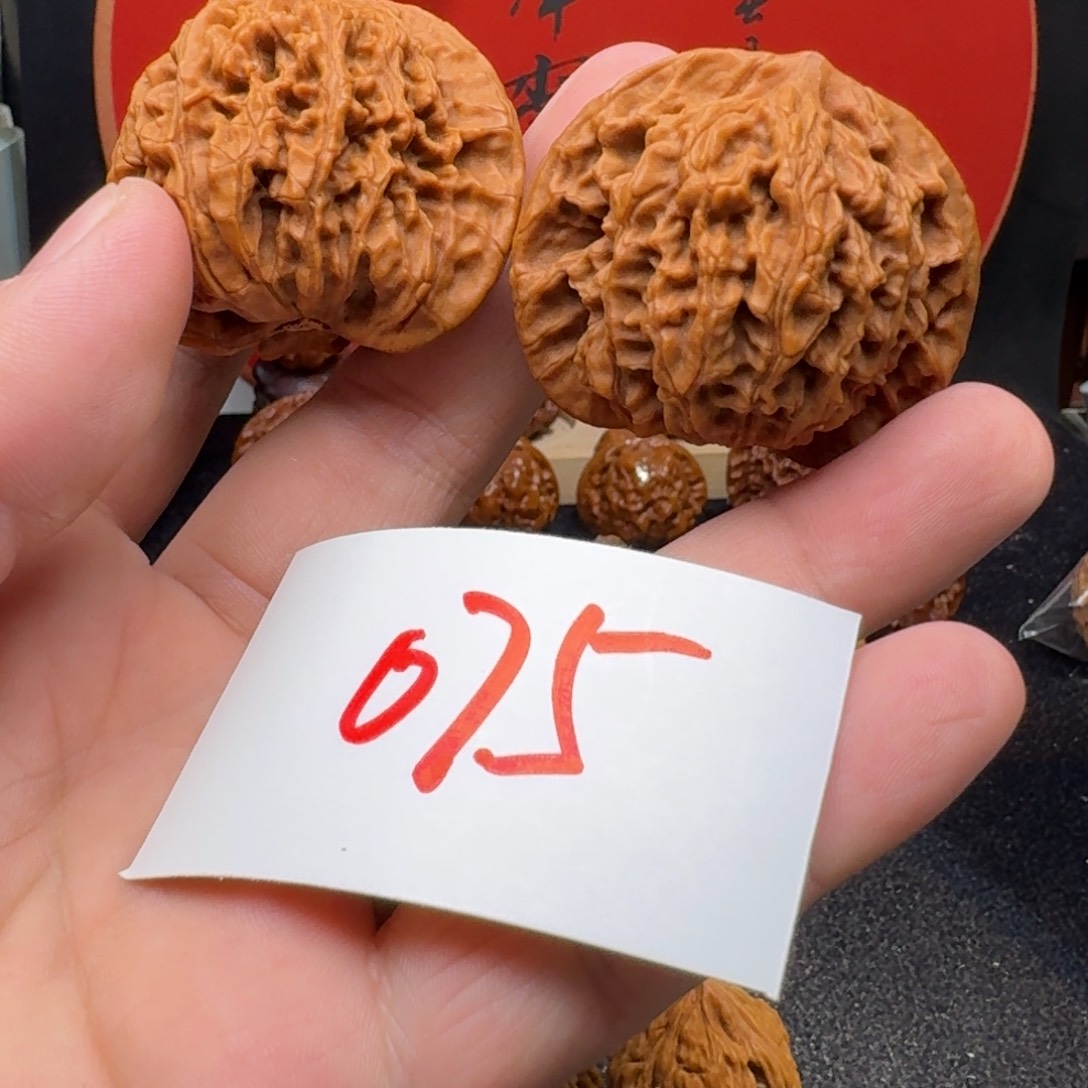 文玩核桃把件45全品红地闷盘龙纹