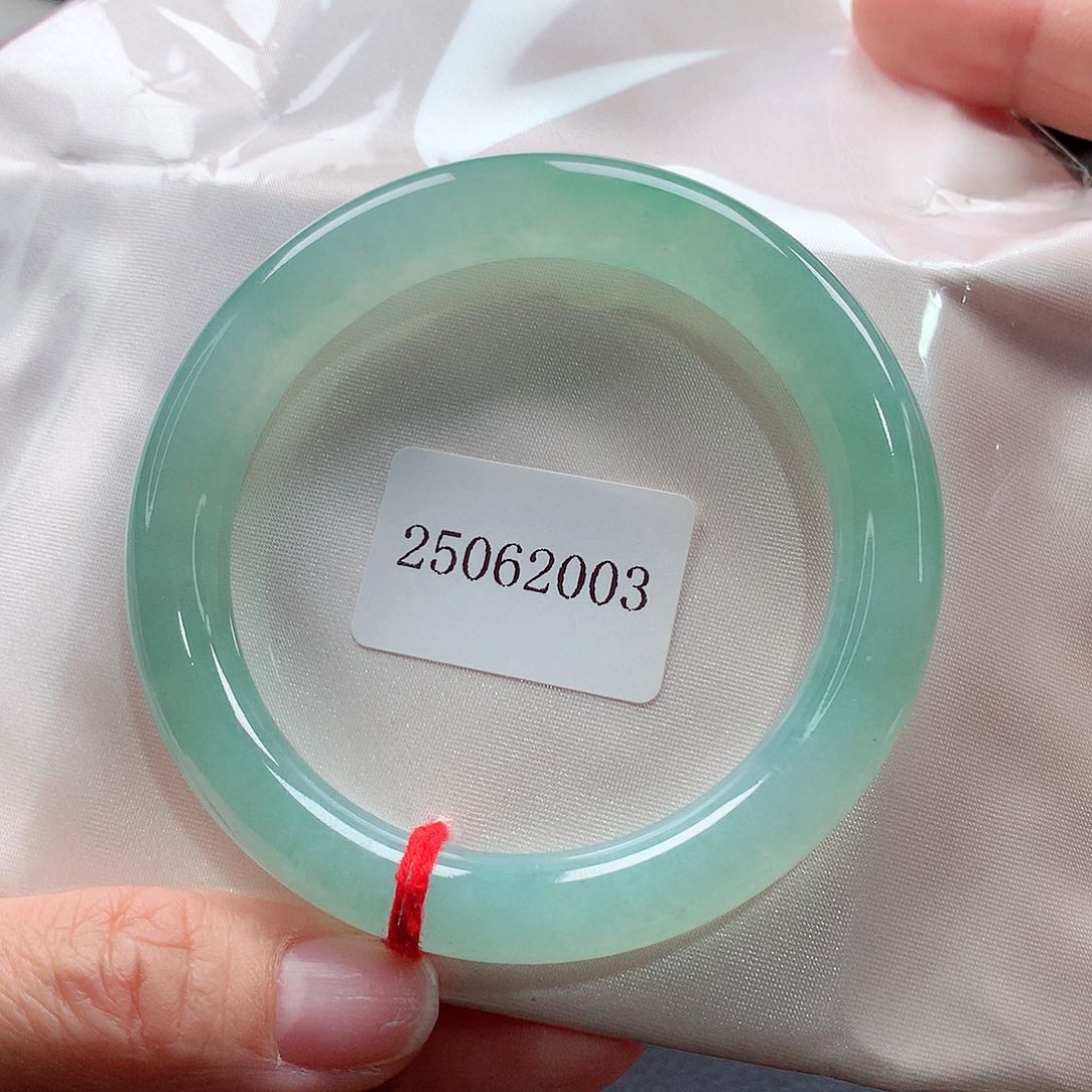 未镶嵌手镯（圆镯）翡翠92号，宝石绿，性比价高