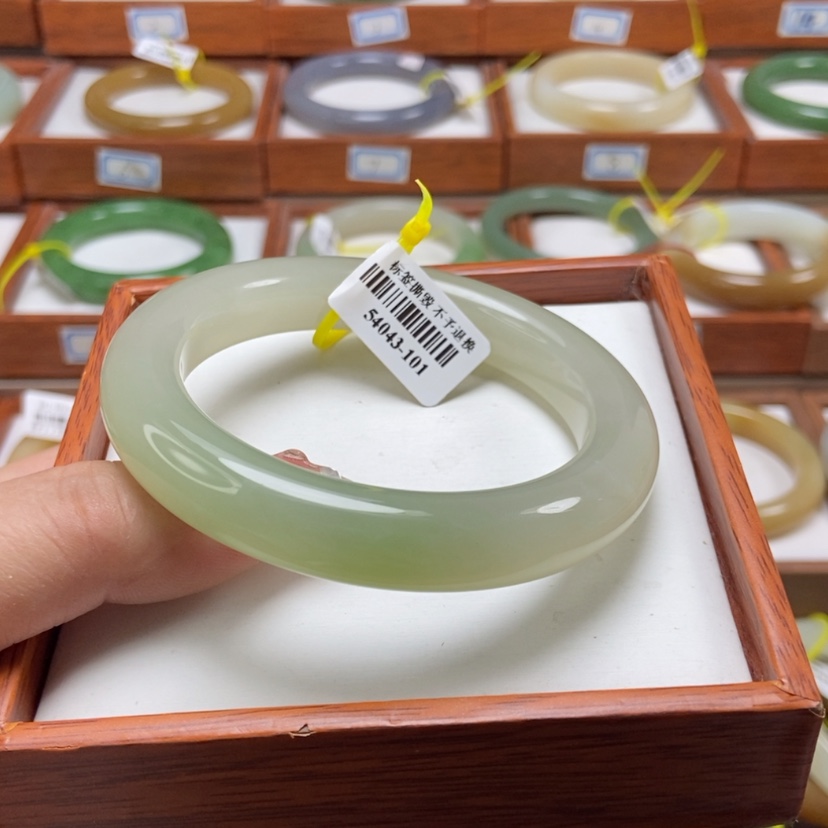 【闪购商品】和田玉手镯未镶嵌58