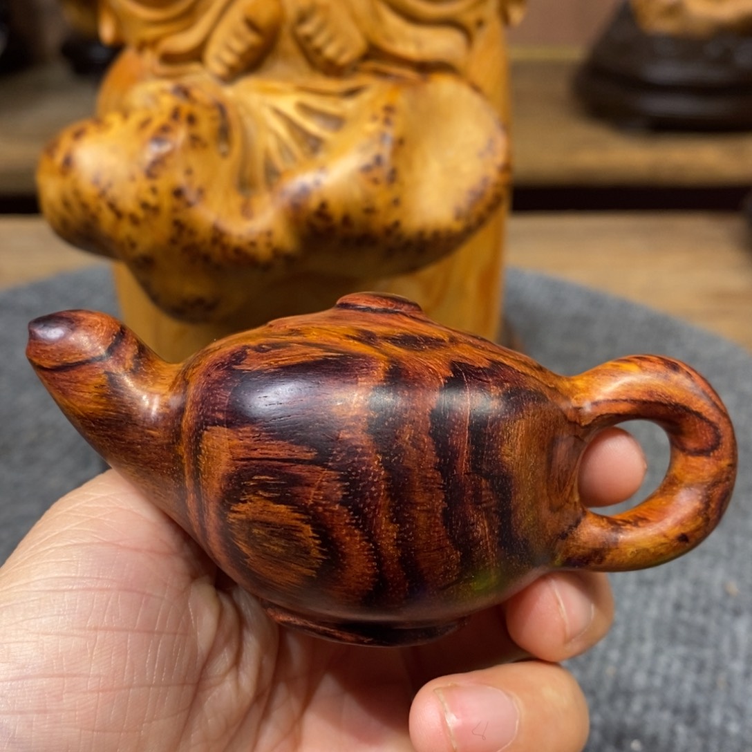 黄花梨/降香黄檀壶。        