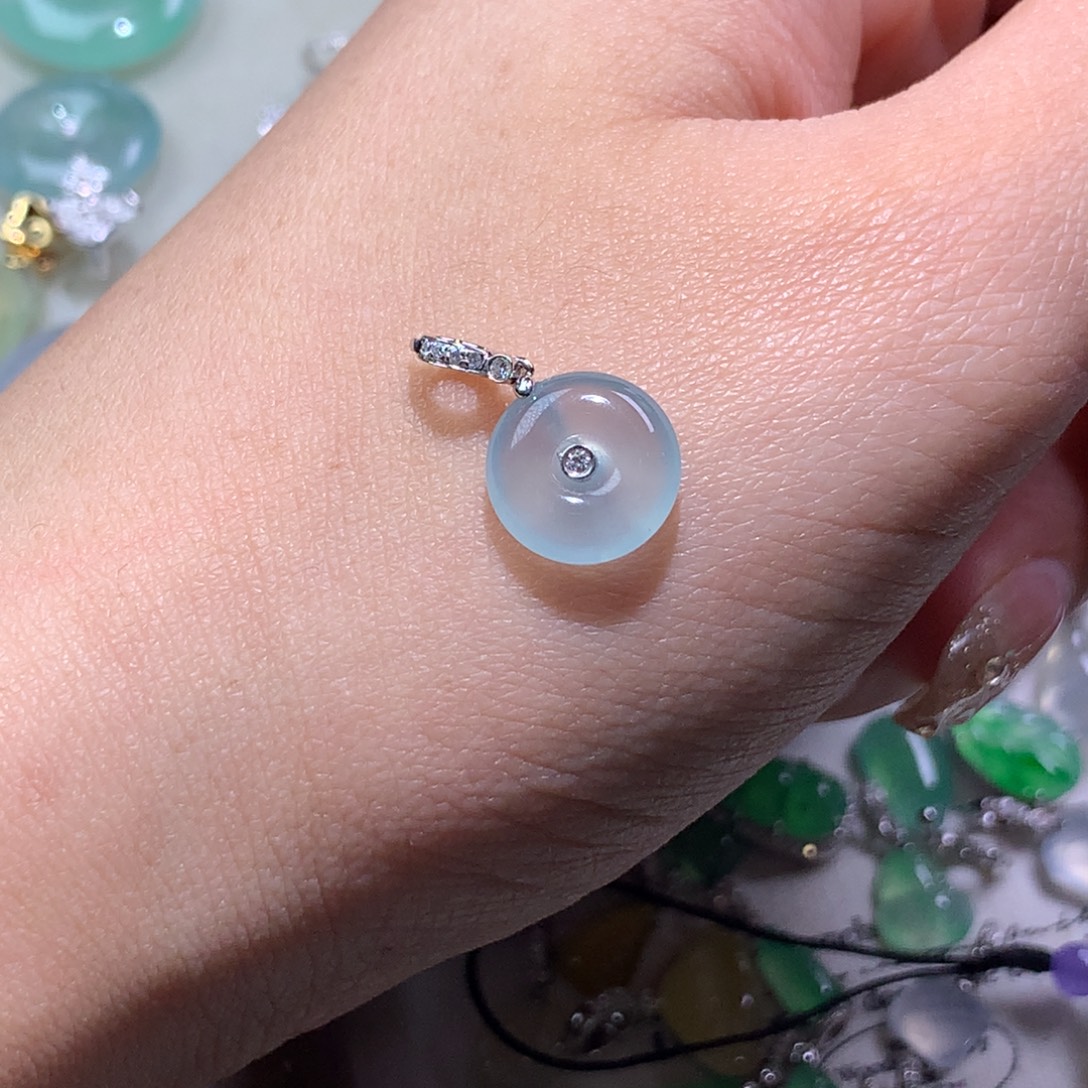 翡翠18K金镶嵌颈饰冰蓝底平安扣滴流