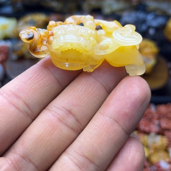 石英质玉（黄龙玉）未镶嵌颈饰