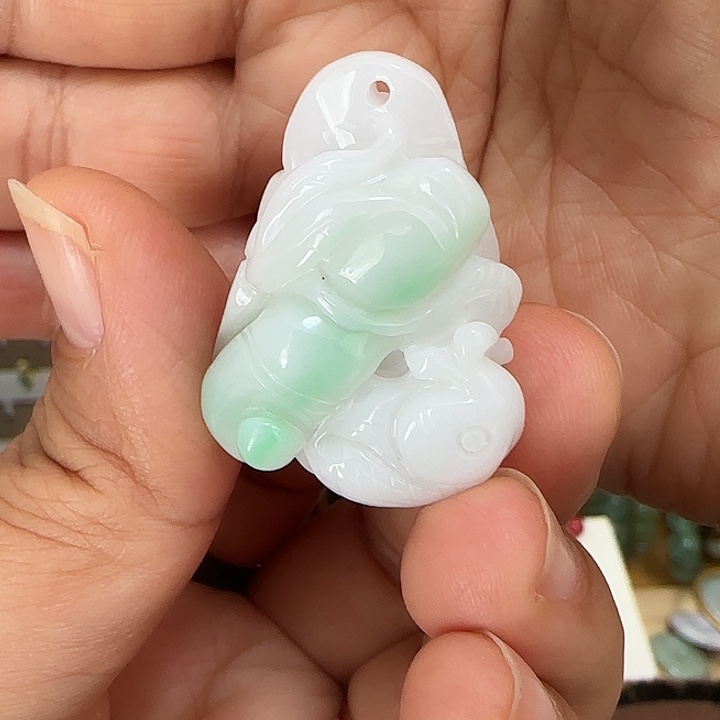 春***f翡翠未镶嵌颈饰吊坠