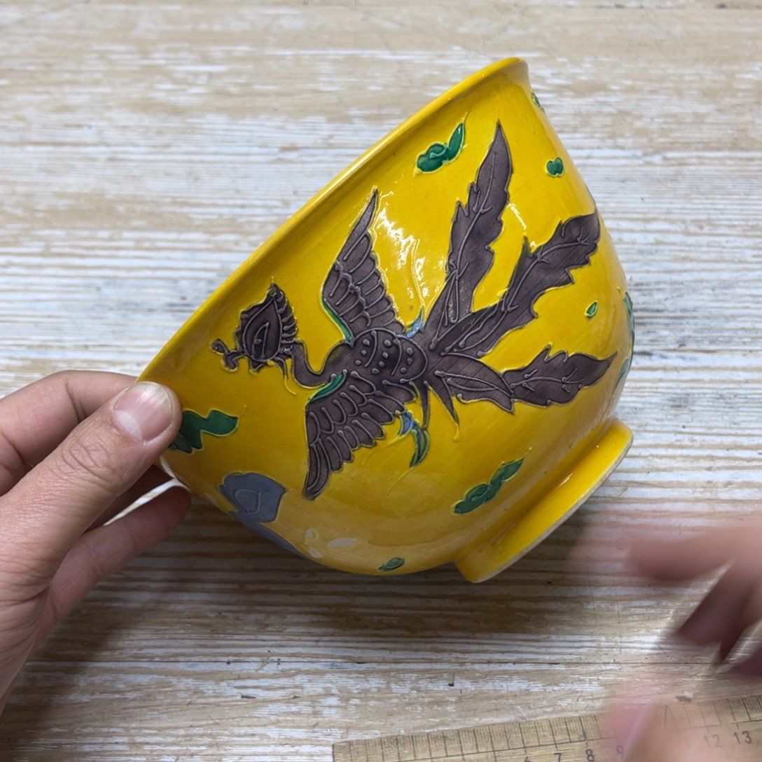 瓷片密密麻麻地排列着