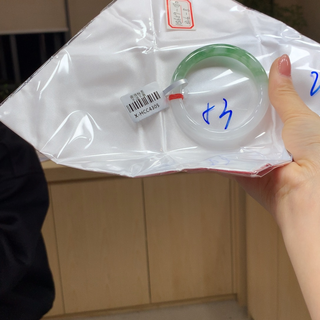 翡翠手镯未镶嵌不退不换