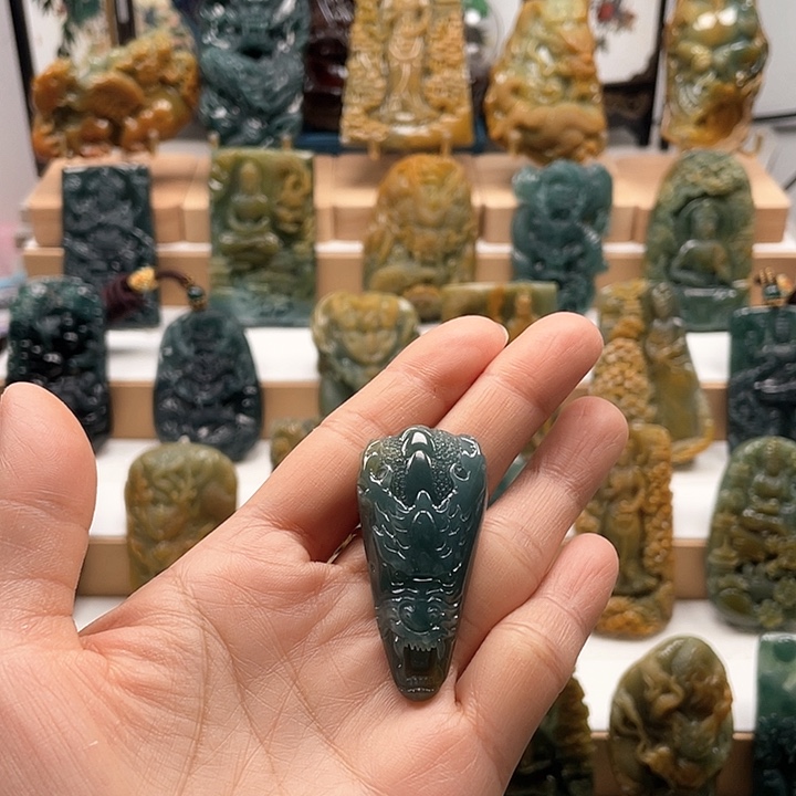 翡翠颈饰未镶嵌天然翡翠A货龙