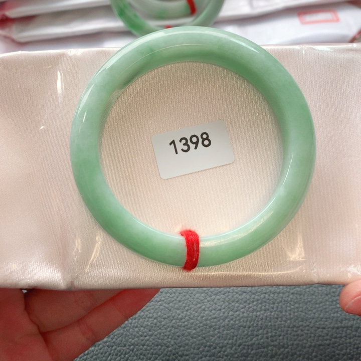 翡翠手镯未镶嵌天然翡翠手镯