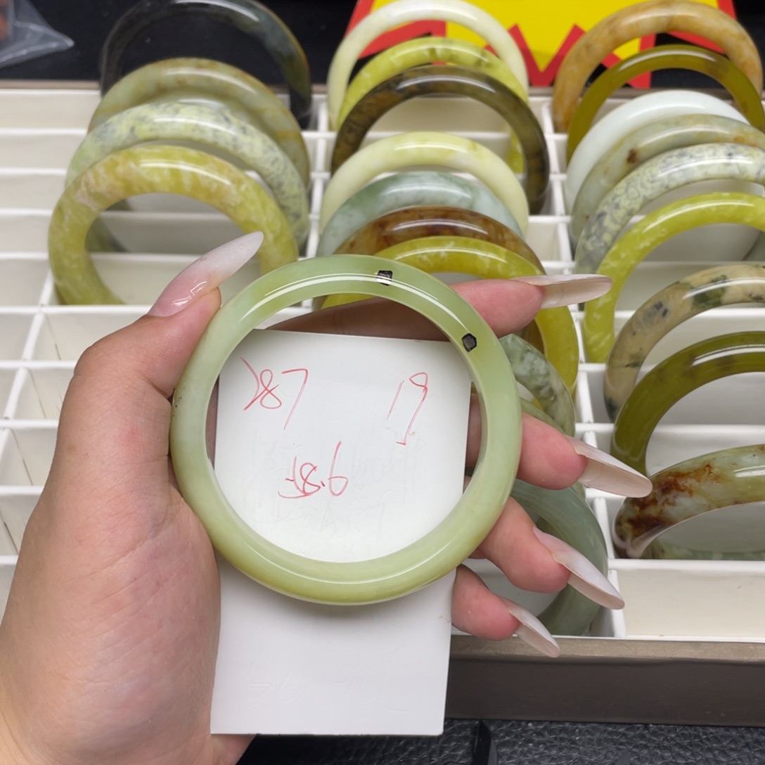 蛇纹石玉未镶嵌手镯