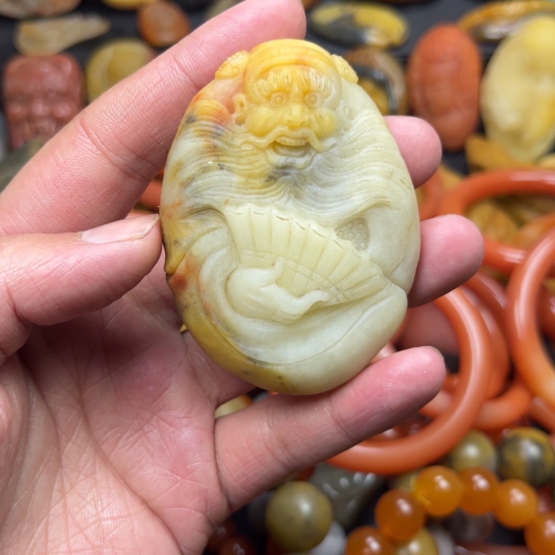 石英质玉颈饰合金二**凡