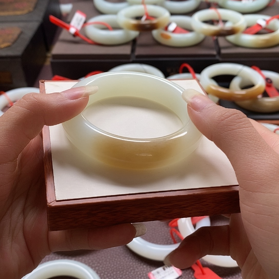 和田玉手镯未镶嵌初**然