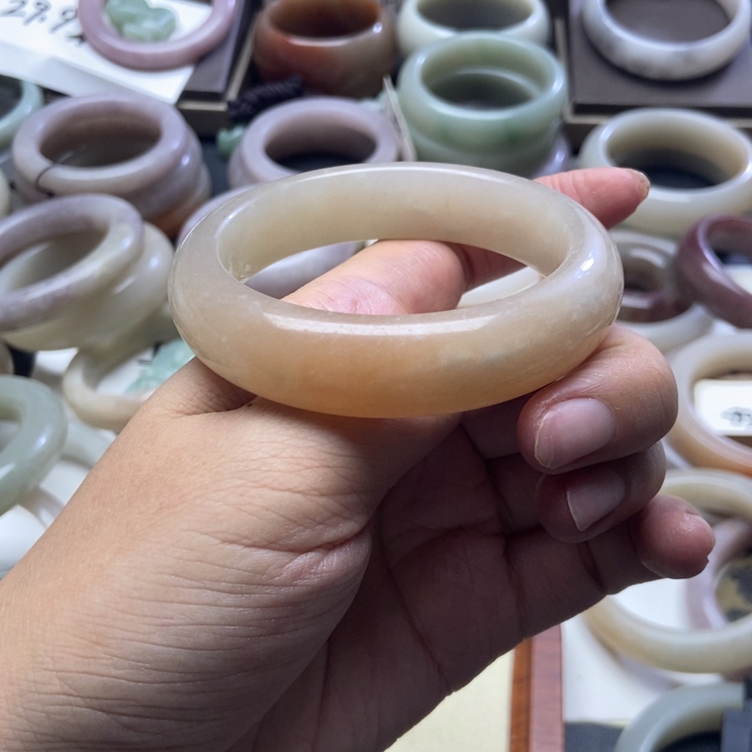 石英质玉手镯未镶嵌