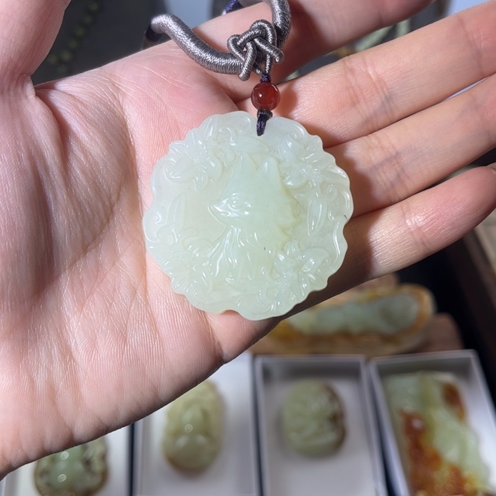 蛇纹石玉颈饰未镶嵌