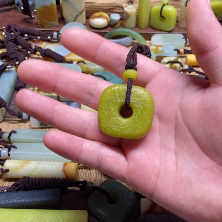 蛇纹石玉挂件未镶嵌涛*