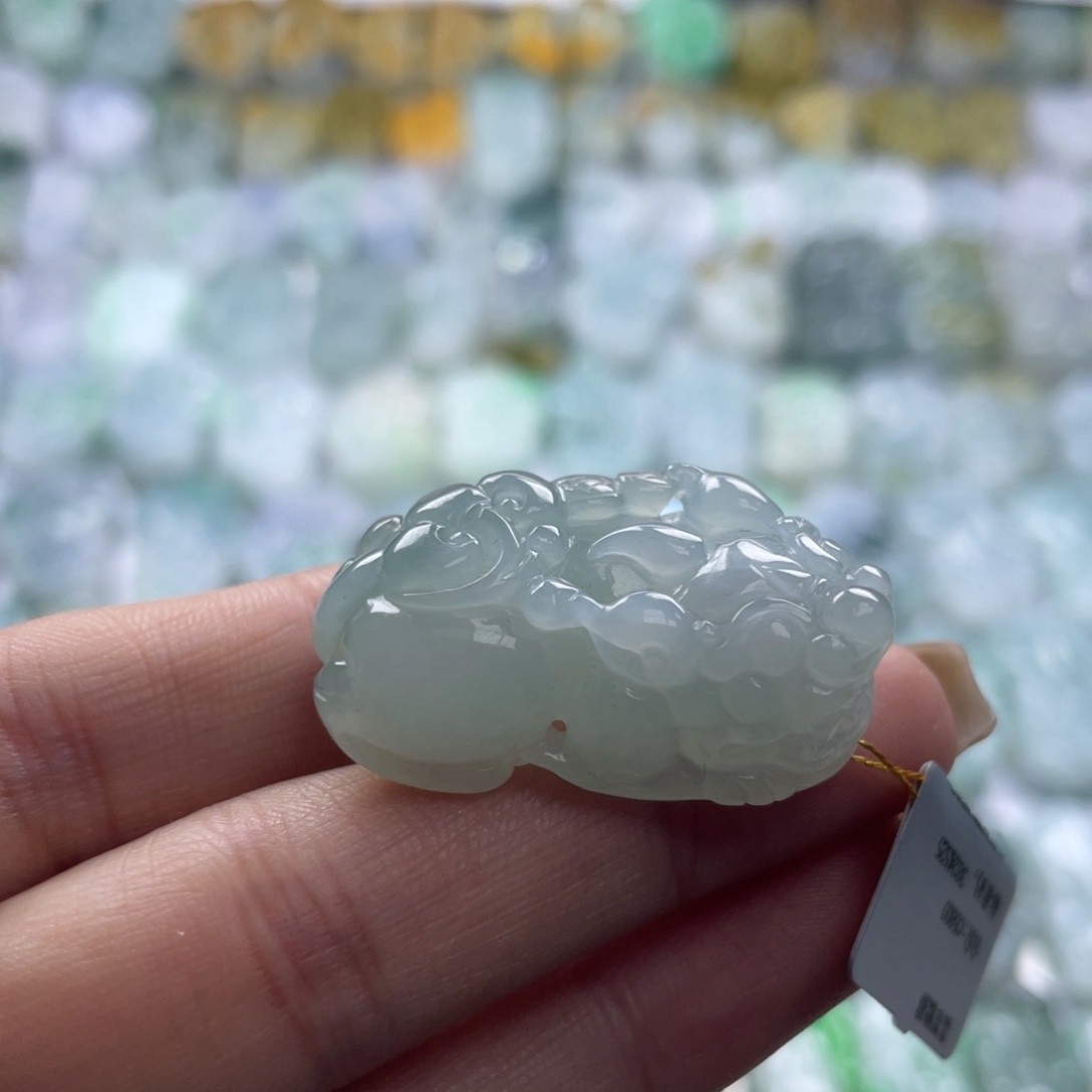 翡翠未镶嵌颈饰貔貅