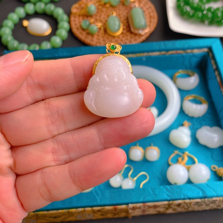 和田玉18K金镶嵌挂件桃*媚