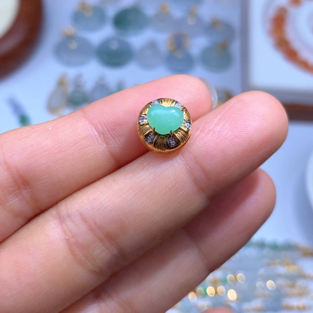 翡翠18K金镶嵌颈饰爱心