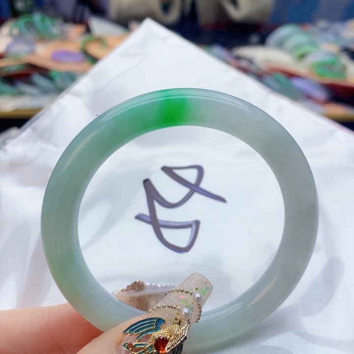 翡翠手镯未镶嵌翡翠手镯