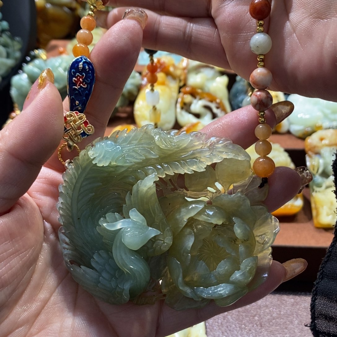 蛇纹石玉颈饰未镶嵌