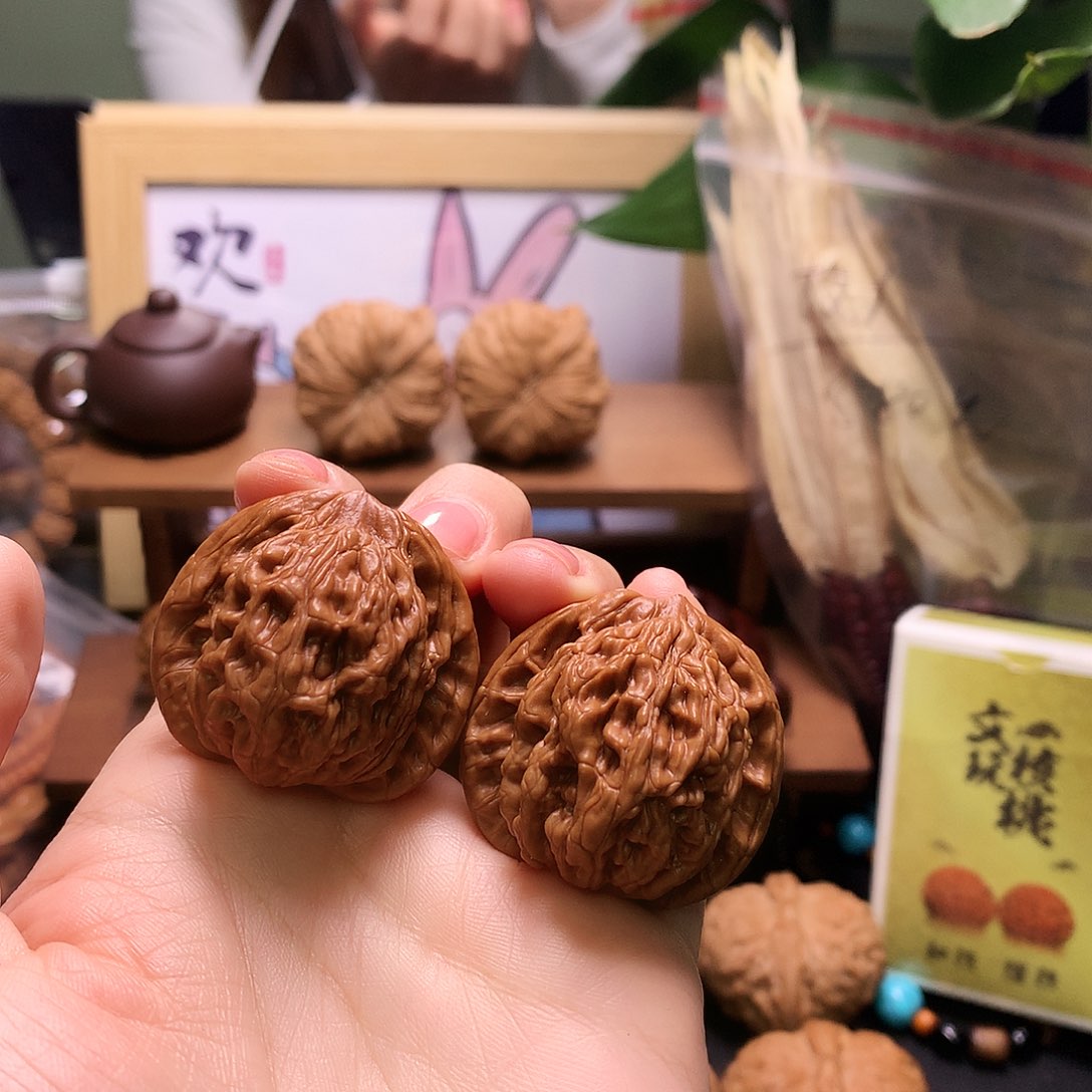 文玩核桃吊坠虎头36