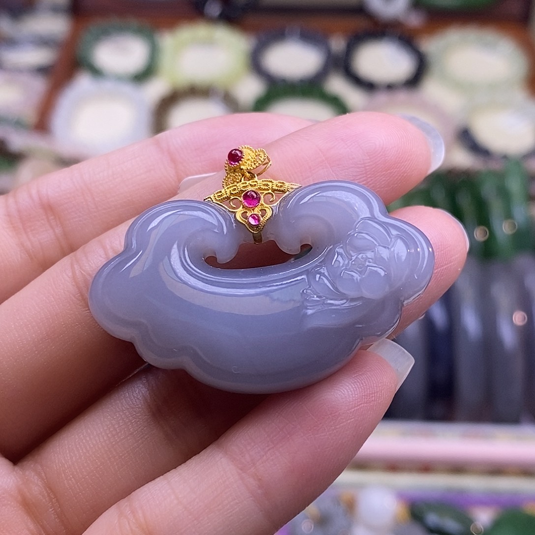 颈饰未镶嵌和田玉毕业级老坑料高冰烟紫如意锁吊坠