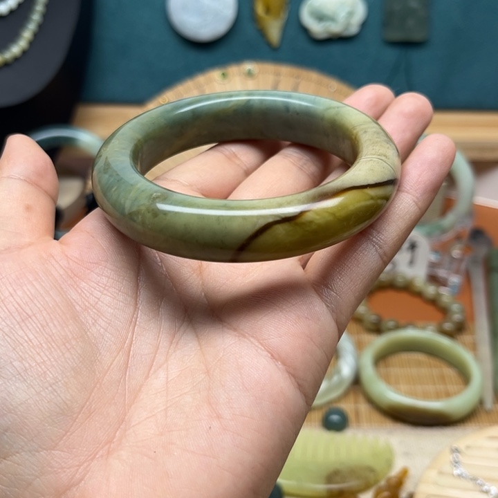 蛇纹石玉手镯未镶嵌