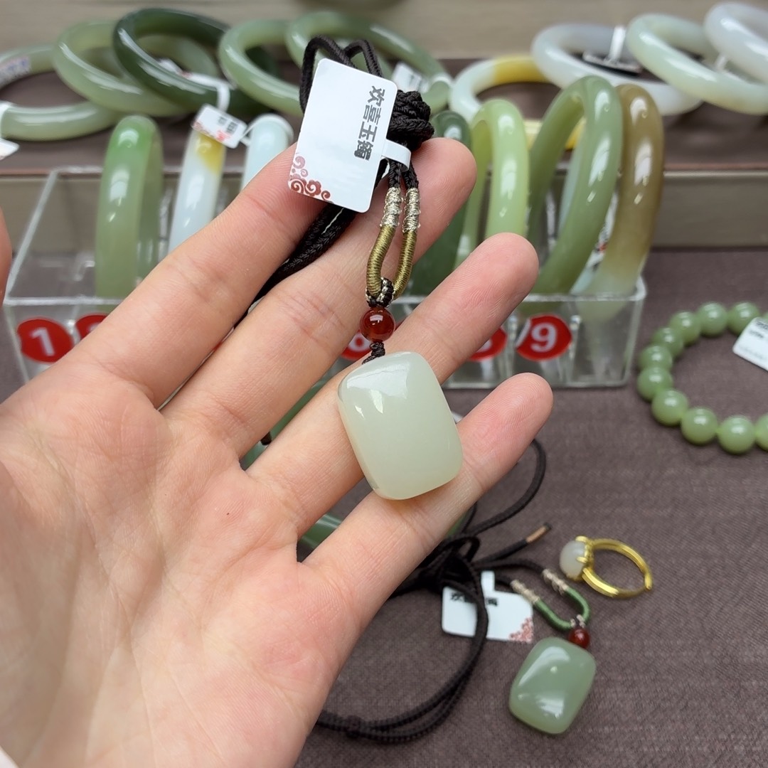 咖***苦和田玉未镶嵌手镯