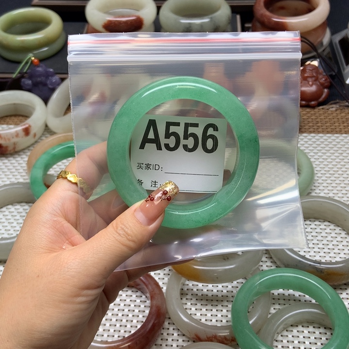 舍***》石英质玉未镶嵌手镯