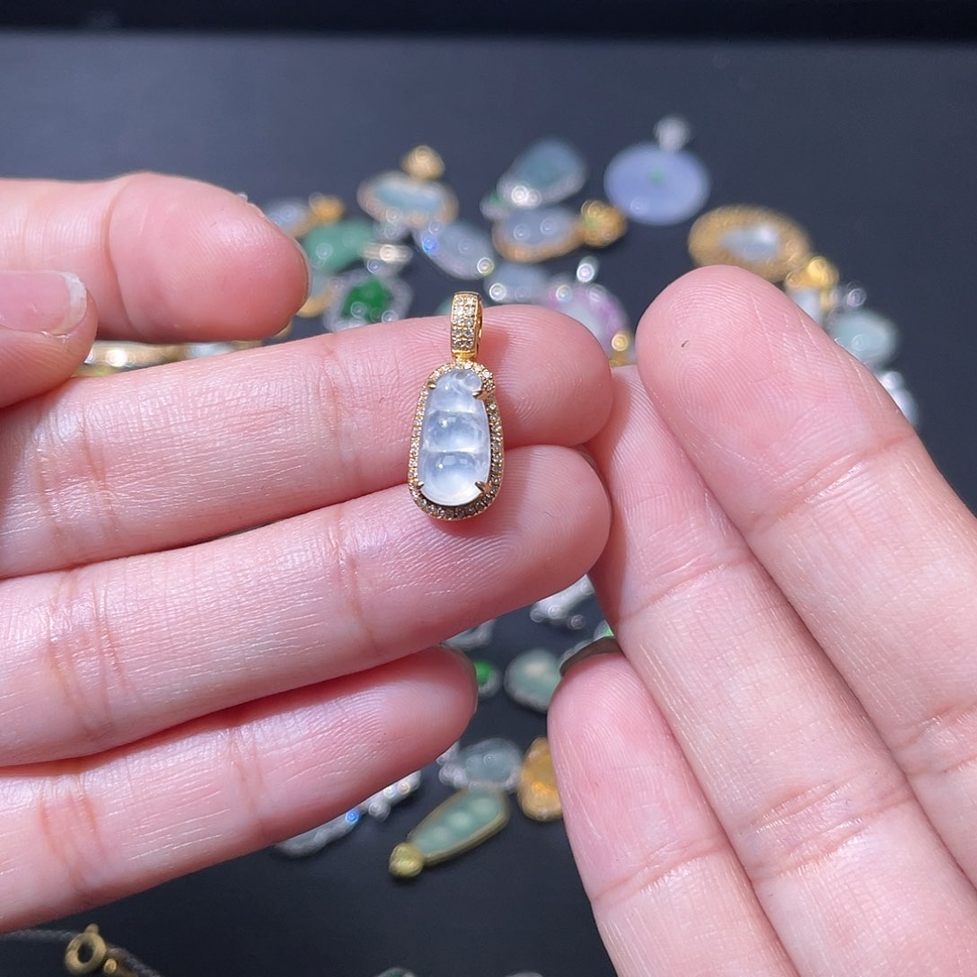 翡翠18K金镶嵌颈饰吊坠