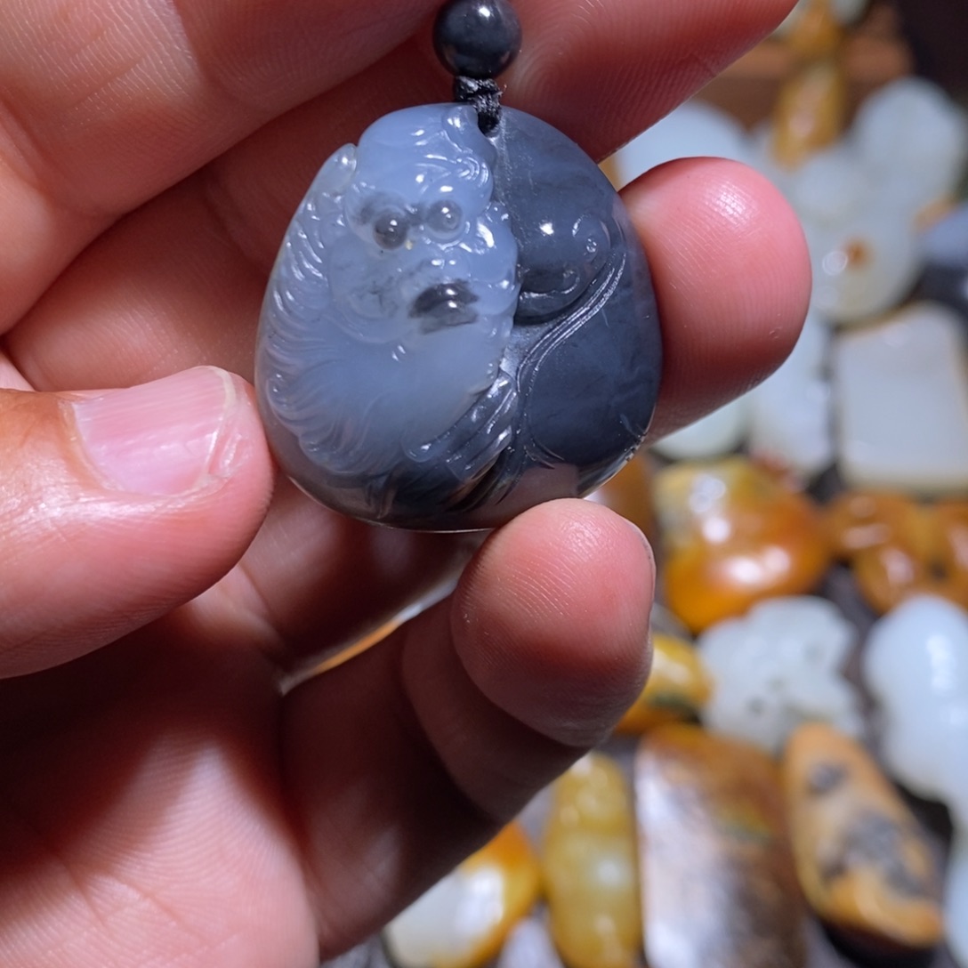 。***。和田玉未镶嵌颈饰