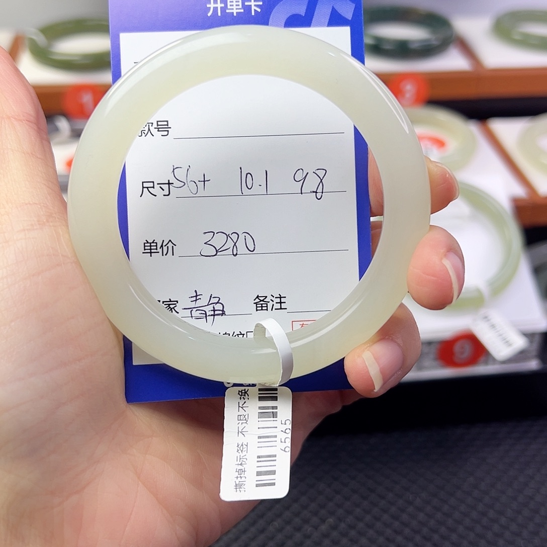 静***姐和田玉未镶嵌手镯