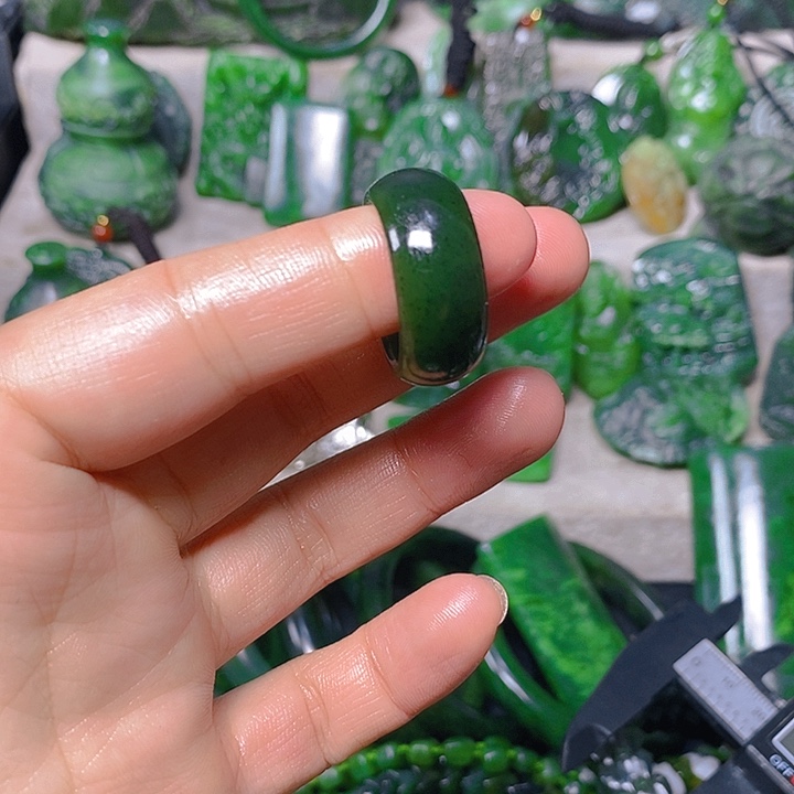 老***归和田玉（碧玉）未镶嵌珠宝半成品