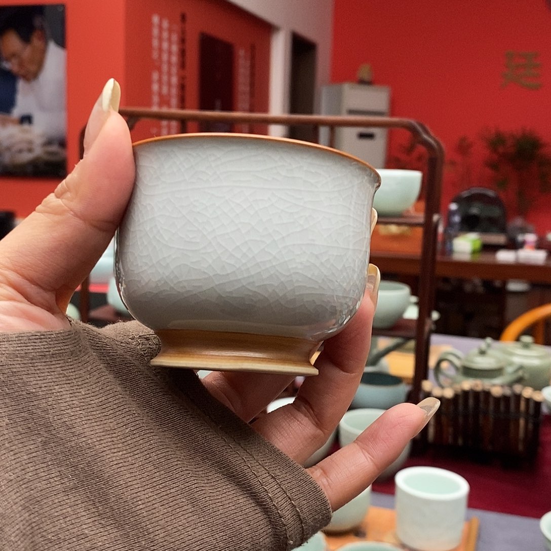 月白色压手杯廷怀窑