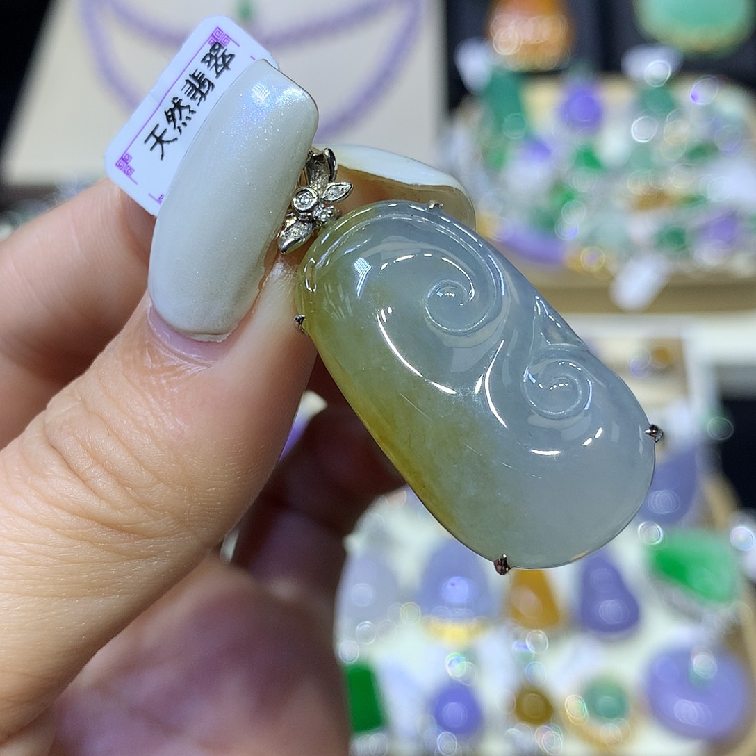 翡翠18K金镶嵌颈饰