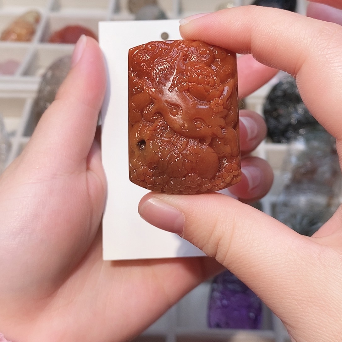 水晶未镶嵌颈饰红兔毛