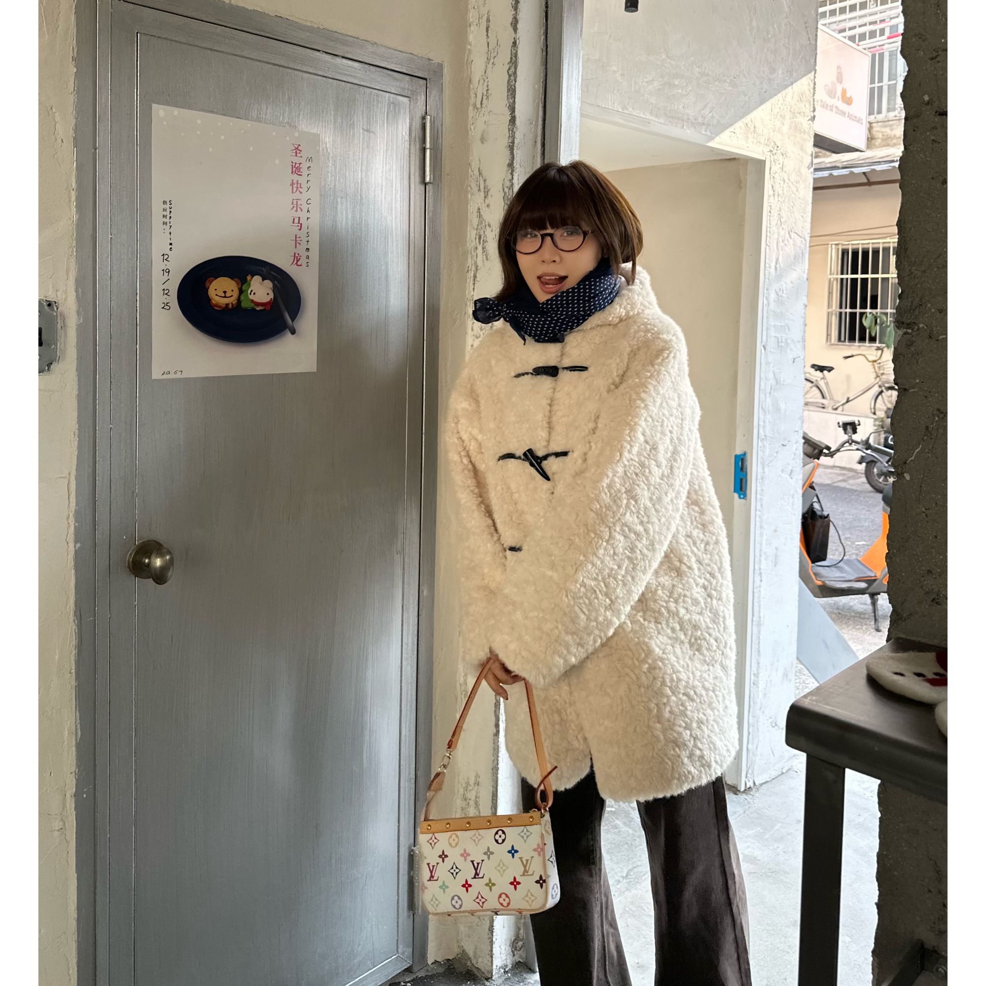 Our2【毛茸茸牛角扣】秋冬季复古保暖中长款毛绒大衣【B8015】