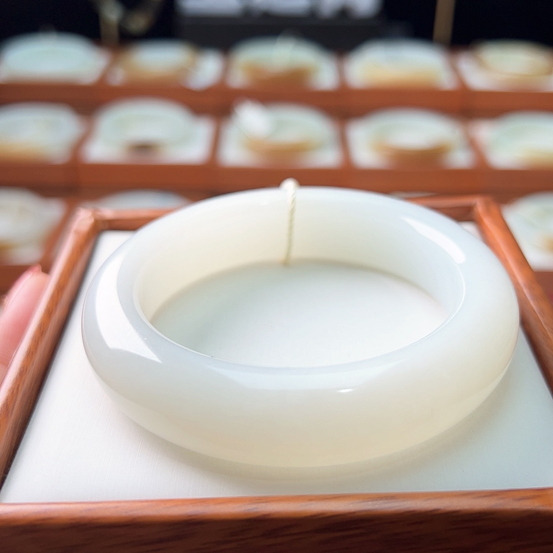 和田玉手镯未镶嵌57