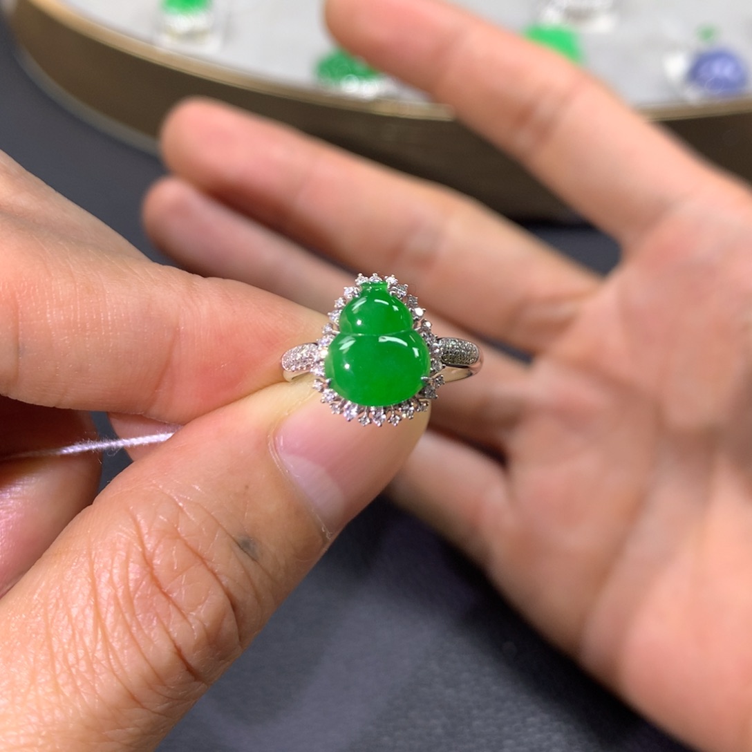 翡翠戒指18K金镶嵌翡翠