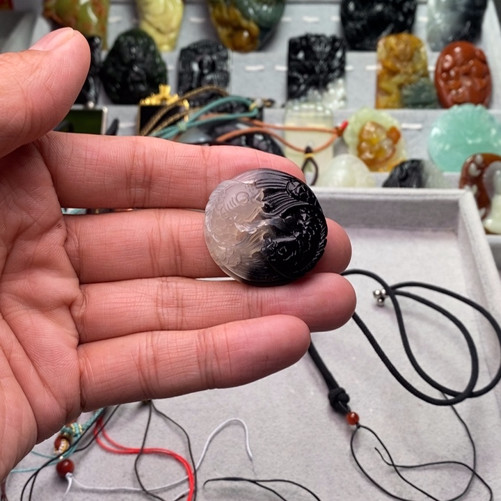 蛇纹石玉颈饰未镶嵌不**烟