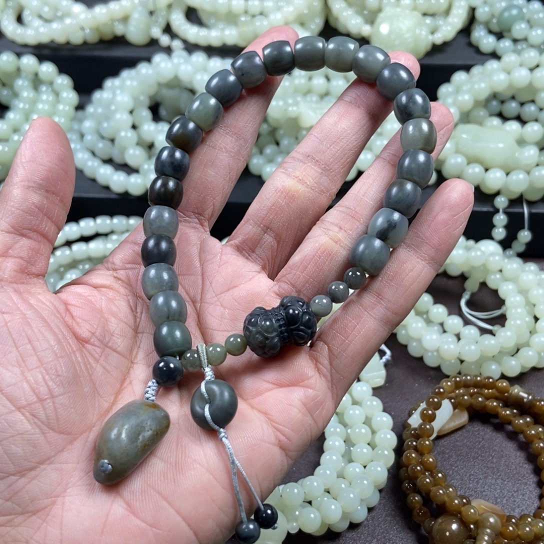 和田玉未镶嵌把件